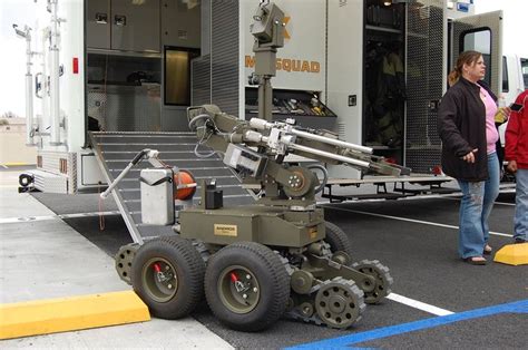 Bomb Disposal Robots - How Do They Actually Work? - MobyGeek.com