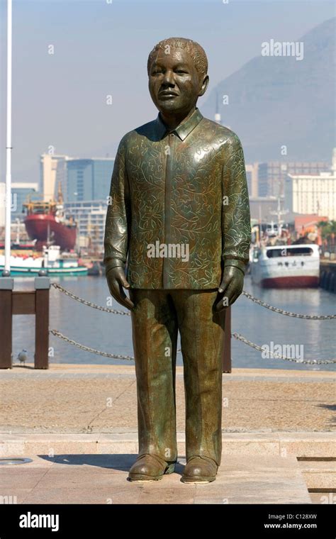 Bronze statue of Nelson Mandela, Victoria & Alfred Waterfront, Cape ...