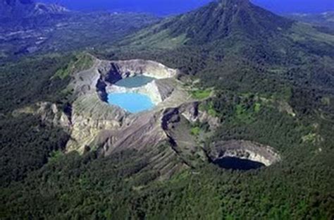 Strange beautifull culture: Kelimutu, 3 Colors Lakes That Ever-Changing Color