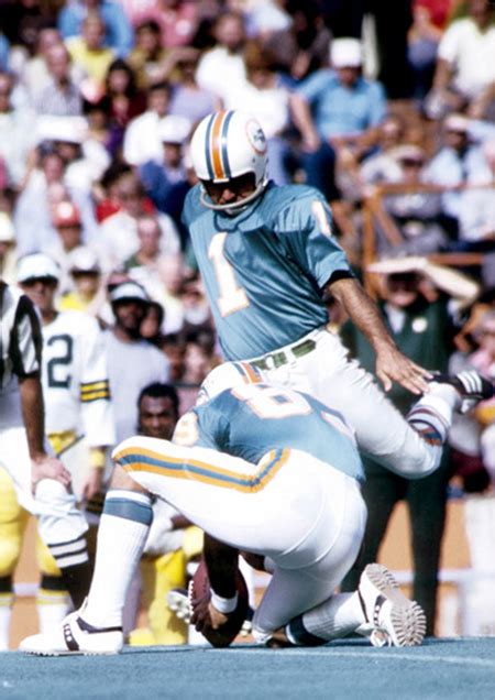 Former Miami Dolphins Kicker Garo Yepremian Dies at 70 • MassisPost