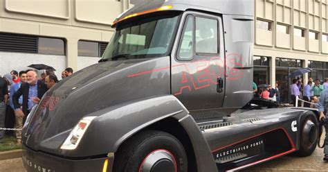 Cummins beats Tesla to the punch by revealing electric semi truck - CNET