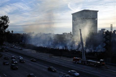 'Tower of fire' destroys L.A. apartment complex under construction ...