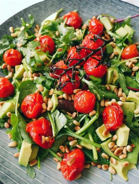 Rucola salad – Recipe with baked tomatoes and pine nuts