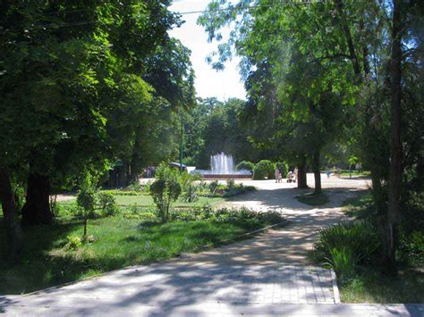 Tourists and War-Graves in Taganrog, South Russia - MikePole