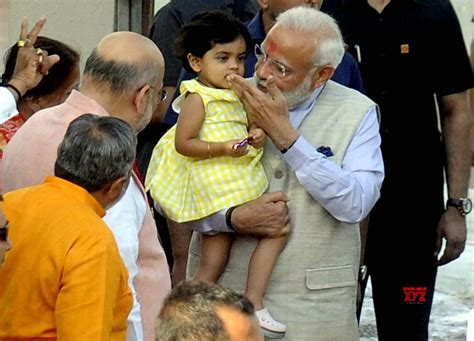 Ahmedabad: Narendra Modi hold granddaughter of BJP president Amit Shah #Gallery - Social News XYZ