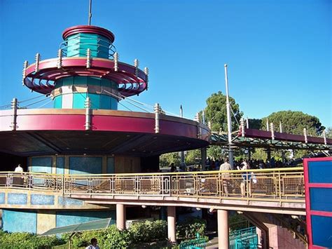 Autopia | Disneyland | The Ultimate Disney Parks Guide