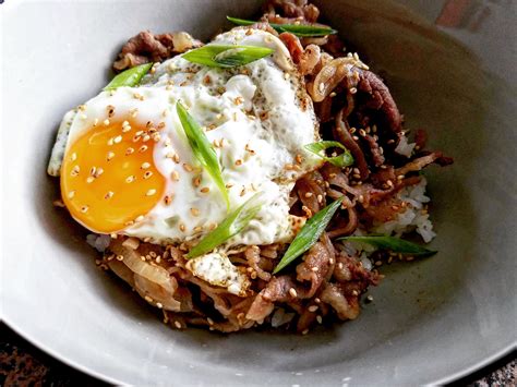 [OC] Gyudon & an egg, atop some rice : food