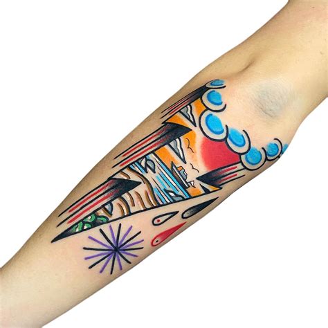 Share 77+ traditional lightning bolt tattoo latest - in.coedo.com.vn