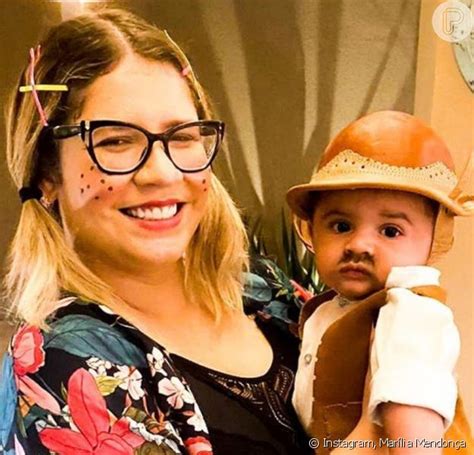 Filho de Marília Mendonça usa roupa caipira e rouba a cena em foto com mãe. Veja look! - Purepeople