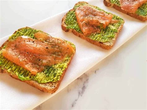 Smoked salmon and avocado toast | Hint of Healthy