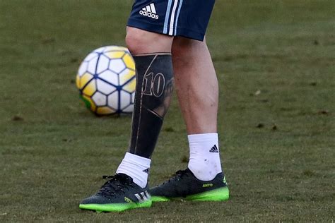 Lionel Messi shows leg tattoo at Argentina training session - Mirror Online