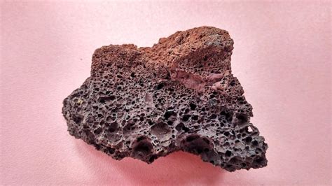 Roca ígnea de escoria, de color negro y rojo pardusco procedente del ...