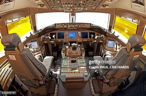 Boeing 777 Cockpit Photos and Premium High Res Pictures - Getty Images