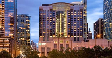 Embassy Suites by Hilton Chicago Downtown Magnificent Mile RM 574. Chicago Hotel Deals & Reviews ...