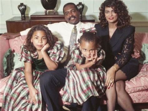 Solange Posts Throwback Christmas Photo WIth Beyoncé! - E! Online