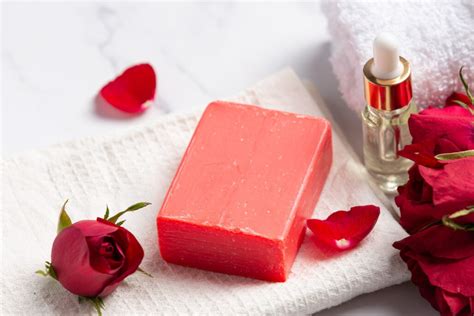 5 Benefits of Rose & Saffron Soap for Healthy & Glowing Skin | Sri Sri Tattva