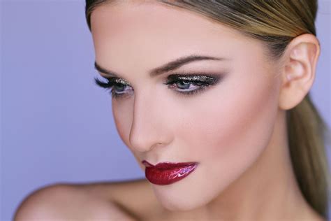 Holiday Makeup Deluxe | Holiday makeup looks, Makeup looks, Holiday makeup