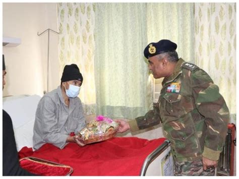 Delhi: Army chief visits Research and Referral Hospital, greets patients - 'Business Standard ...