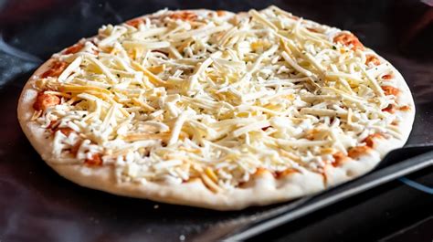 The Aldi Frozen Pizza That Redditors Never Want To Eat Again