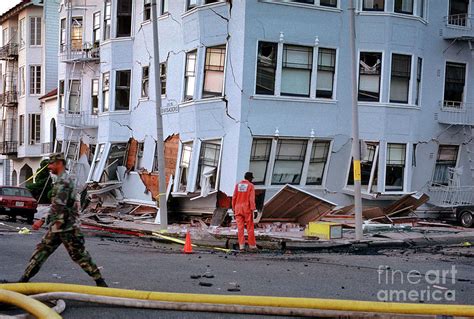 Workers Searching for Victims, Building Collapse, Loma Prieta ...