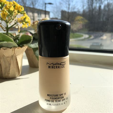 MAC Mineralize moisture SPF 15 Foundation – 30ML [ NC 20 ] – Geeky.lk