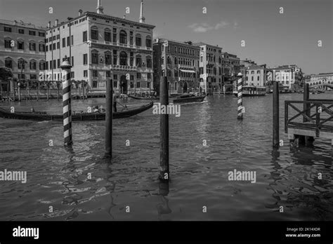 Grand Canal looking towards Rialto Bridge, Venice. Black and White Stock Photo - Alamy