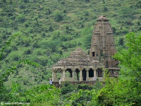 The Story About Bhangarh Fort - The Most Haunted Place in India