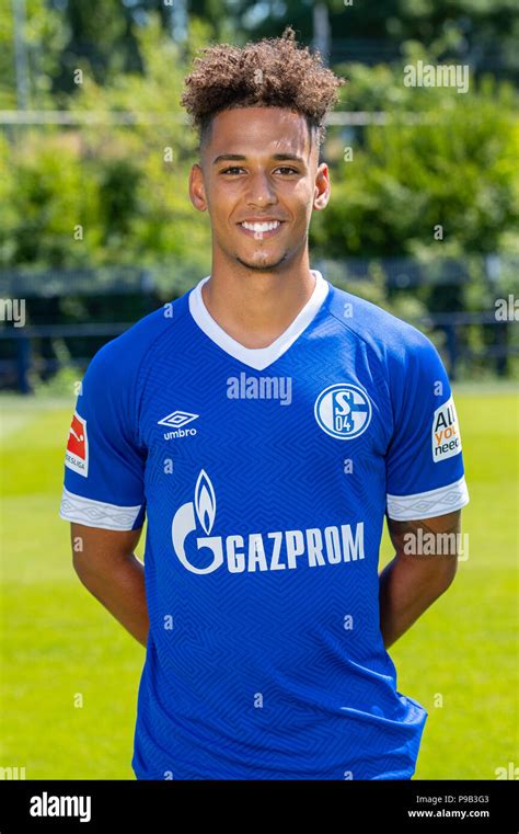 Mannschaftsfoto schalke 04 fussball bundesliga hi-res stock photography ...