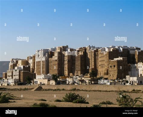 Panorama of Shibam mud skyscrapers, Hadramout, Yemen Stock Photo - Alamy