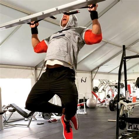 The sweatshirt hoodie short sleeve Under Armour Dwayne Johnson on his account Instagram @therock ...