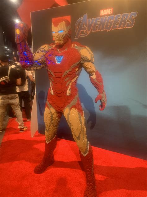 Avengers: Endgame Iron Man LEGO statue : r/comiccon