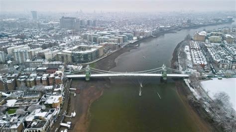 London snow: Wintry scenes captured in the capital - BBC News