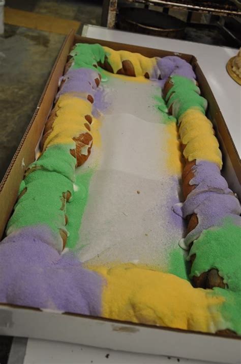 King cakes to feed any number of guests!!! Shipped nationwide by Gambino's Bakery | Mardi gras ...