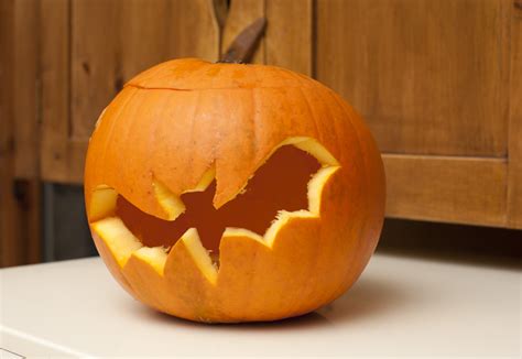 Image of Jack-o-lantern Halloween pumpkin with a bat | CreepyHalloweenImages