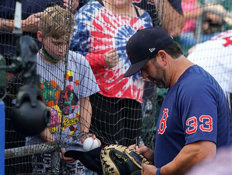 ICYMI: Unsuspecting Red Sox fan meets his idol Jason Varitek, fails to recognize former MLB All ...