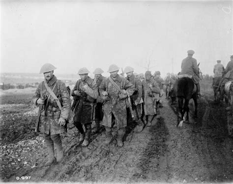 Canadian soldiers returning from trenches during the Battle of the Somme / Soldats canadiens ...