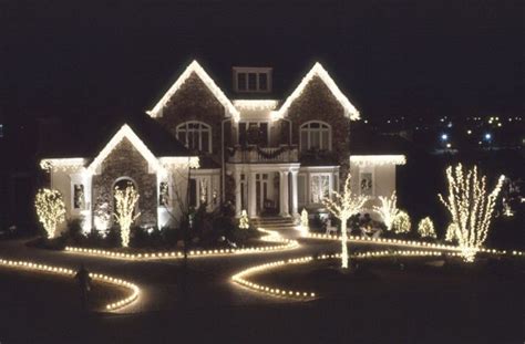 30 Luxury Homes Decorated For Christmas - Best Inspiration | White christmas lights, Christmas ...