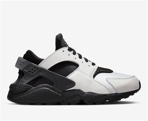 Nike - AIR HUARACHE 'WHITE/BLACK' - VegNonVeg