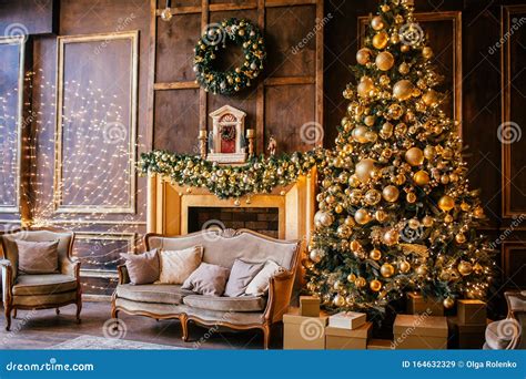 Christmas Background with Illuminated Fir Tree with Golden Decpration ...