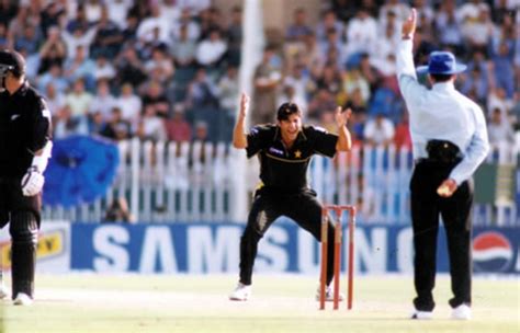 Wasim Akram getting ready to bowl | ESPNcricinfo.com