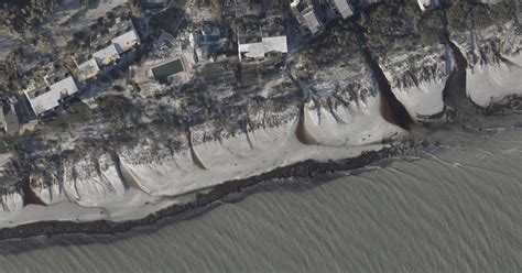 Hurricane-ravaged Sanibel Island 'is cut off from the world right now ...