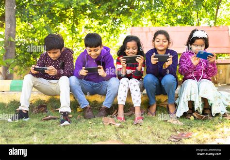 Indian kids playing mobile hi-res stock photography and images - Alamy