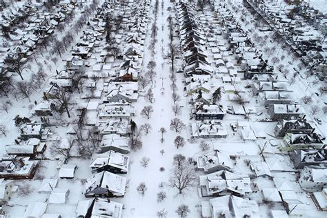 Winter storm death toll rises to 34 in Buffalo, New York, area as crews ...