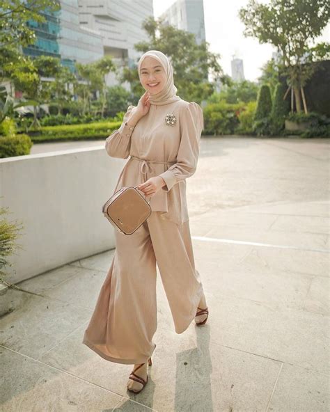 11 Inspirasi Outfit One Set ala Indah Nada Puspita