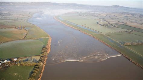 Severn Bore: What is it and why does it happen? - BBC Newsround