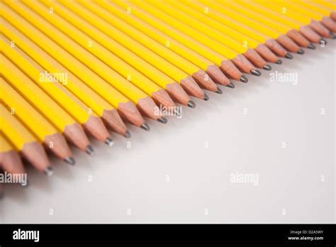 Row of yellow number 2 pencils hi-res stock photography and images - Alamy