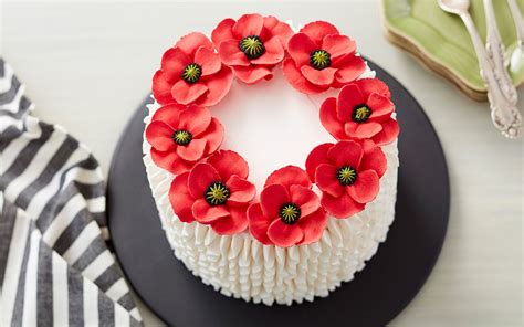 How to Easily Make Royal Icing Flowers | Wilton | Cake decorating techniques, Wilton cake ...