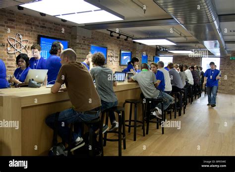 Genius Bar - Apple Store - Covent Garden - London Stock Photo - Alamy