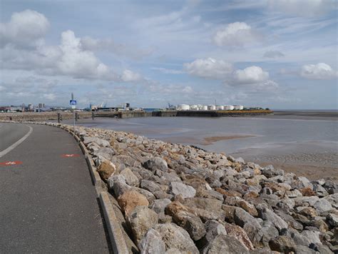 Cardiff Bay Barrage © David Dixon cc-by-sa/2.0 :: Geograph Britain and Ireland