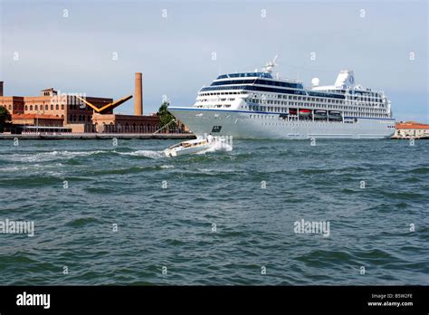 Canale delle Giudecca and Stazione Marittima port Venice Veneto Italy Stock Photo - Alamy